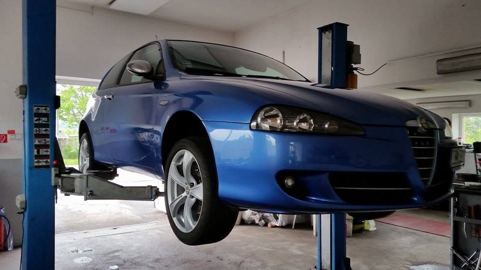 Modrá Alfa Romeo 147 na zdviháku v dielni QV Cars